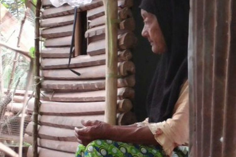 Hasamu (70 tahun), nenek sebatangkara yang terpaksa makan singkong di hutan untuk bertahan hidup akhirnya dapat bantuan pondok beserta isinya.