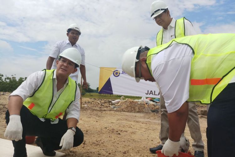 Peletakan batu pertama untuk pembangunan tempat istirahat (rest area) di KM 597 Ruas Jalan Tol Ngawi-Kertosono Jalur B (Madiun arah Ngawi), Jumat (23/2/2018)