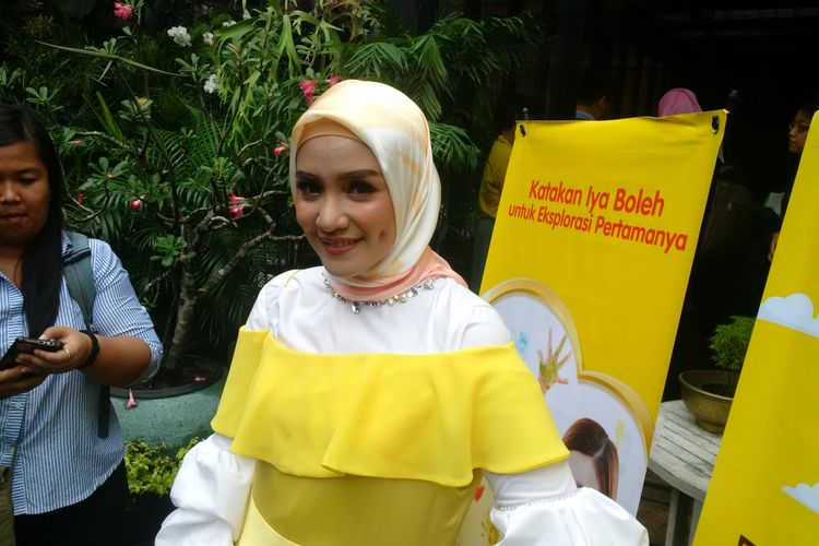 Intan Nuraini berpose dalam sebuah acara di Plataran Dharmawangsa, Jakarta Selatan, Selasa (24/4/2018).