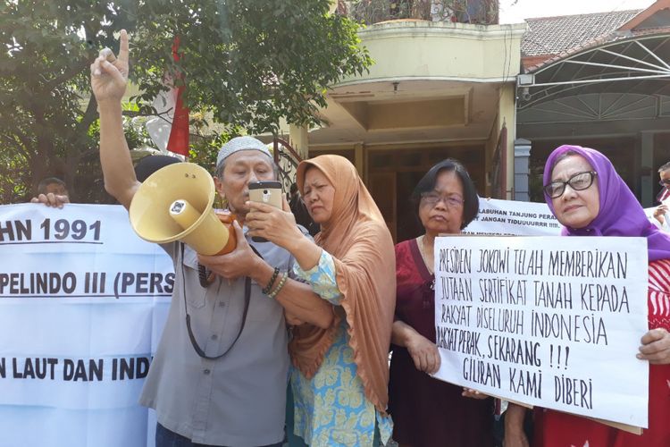 Aksi warga memprotes kenaikan HPL di tanah Pelindo III.