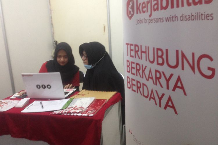 Salah seorang penyandang disabilitas bertanya soal lowongan kerja melalui aplikasi kerjabilitas di sela festival muda 2018 di BBPLK Semarang, Selasa (13/11/2108)