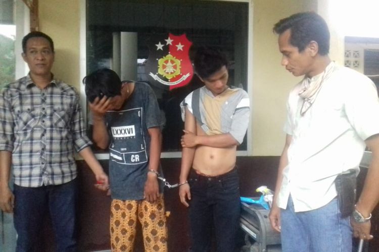 Zukarnain (24) dan M Rizki (23) tepergok melakukan aksi jambret di kawasan Jalan Rajawali, Palembang, Sumatera Selatan hingga akhirnya diamankan oleh anggota TNI, ketika sedang berada di Polsek Ilir Timur 2, Jumat (8/3/2019).
