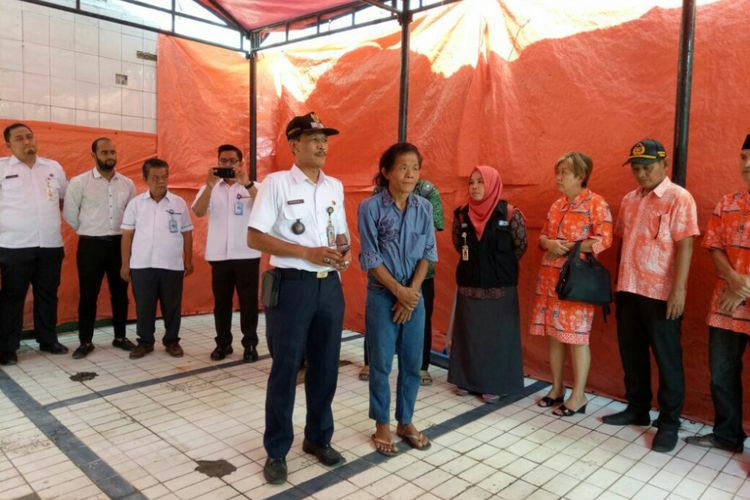 Penyerahan kunci rumah semi permanen untuk keluarga Joni-Isa,  Rabu (30/8/2017).