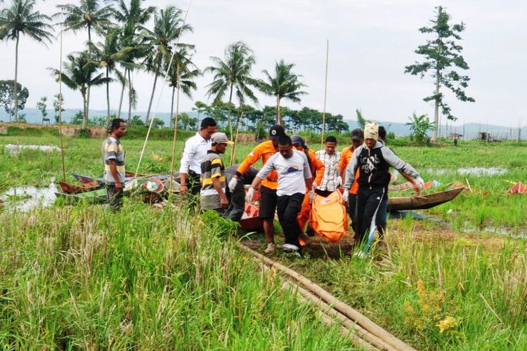 Warga dan tim SAR mengevakuasi seorang pemancing tewas tenggelam di Danau Rawapening, Kecamatan Banyubiru, Kabupaten Semarang, Selasa (16/1/2018) siang.