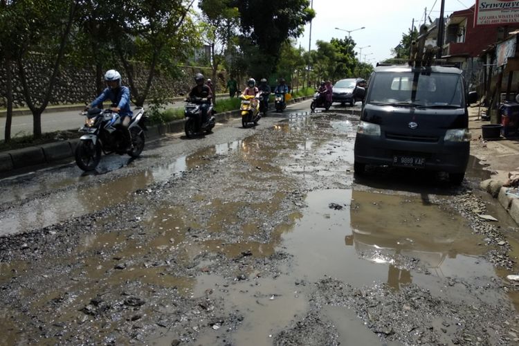 Kondisi Jalan I Gusti Ngurah Rai, Bekasi, Rabu (22/2/2018)