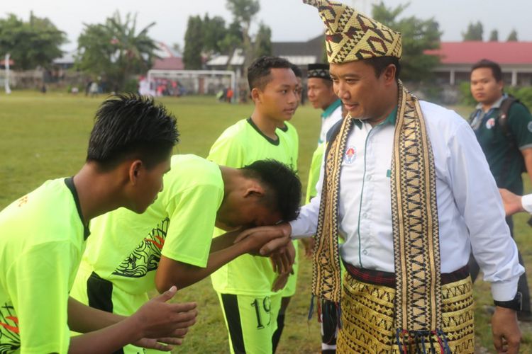 Menteri Pemuda dan Olahraga Imam Nahrawi menyalami para pemain yang berpartisipasi pada Liga Santri Nusantara (LSN) 2018, di Lapangan Sepak Bola Merdeka, Krui, Kabupaten Pesisir Barat, Lampung, Jumat (13/4/2018).