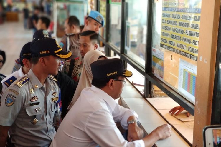Menteri Perhubungan Budi Karya Sumadi meninjau harga tiket bus di Terminal Kampung Rambutan, Jakarta Timur, Selasa (19/6/2018)