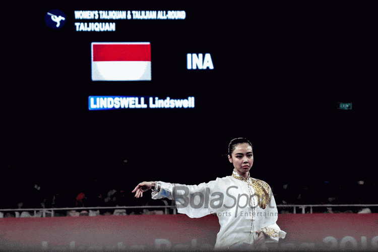 Atlet wushu Indonesia, Lindswell Kwok, tampil di kelas Taijiquan putri Asian Games 2018, Minggu (19/8/2018) di Jiexpo, Kemayoran, Jakarta.