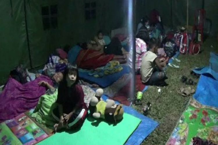 Sejak dua pekan terakhir pengungsi dan anak-anak di Mamasa Sulawesi Barat memilih masih bertahan di tenda darurat karena alasan lebih aman tinggal di bawah tenda daripada di rumah dalam situasi gempa masih terus terjadi.
