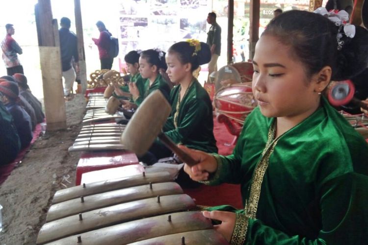 Anak-anak saat menabuh gamelan untuk menyambut kedatangan Wakil Presiden Jusuf Kalla di tempat wisata keluarga Puri Mataram, Senin (26/11/2018).
