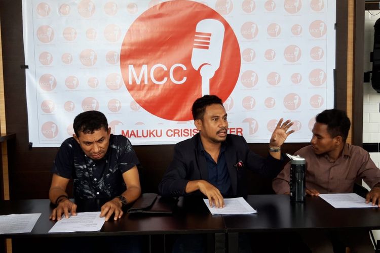 Koordinator Maluku Crisis Center, Ikhsan Tualeka saat memberikan keterangan kepada wartawan di Ambon, Senin (21/1/2019) 