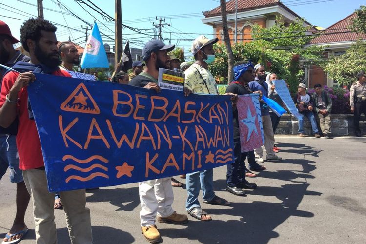 Puluhan mahasiswa Papua saat menggelar aksi damai di Bundaran Renon, Denpasar, Jumat (6/9/2019).