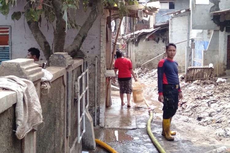 Warga RW 08 Kelurahan Pejaten Timur, Pasar Minggu Jakarta Selatan Beserta plpara Petugas Membersihkan Lumpur Pasca Banjir Beberapa Waktu Lalu, Senin (29/4/2019).
