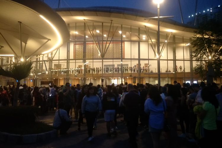 Para penonton konser Westlife, The Twenty Tour 2019 Live in Indonesia, yang digelar di ICE BSD, Tangerang, terlihat sudah membentuk antrean panjang menuju pintu masuk.