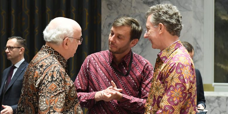 Delegasi peserta pertemuan DK PBB di New York, Selasa (7/5/2019), mengenakan batik. Tidak terkecuali dalam hal ini adalah Sekretaris Jenderal PBB, Antonio Guterres, yang mengenakan motif tenun troso berwarna cerah.