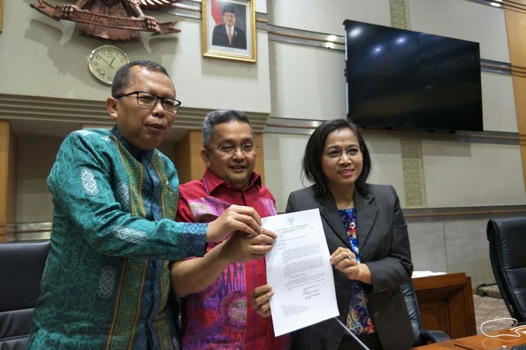 Pimpinan Komisi III menunjukan surat penetapan Wahiddudin Adams dan Aswanto sebagai hakim Mahkamah Konstitusi periode 2019-2024 di Kompleks Parlemen Senayan, Jakarta, Selasa (12/3/2019). 