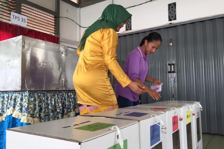 Petugas Lapas Perempuan Klas IIA Pontianak, Kalimantan Barat, melayani warga binaan memberikan hak suaranya, Rabu (17/4/2019)