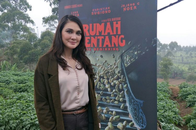 Artis peran Luna Maya saat diabadikan di okasi syuting film horor terbarunya, Rumah Kentang : The Beginning di Kampung Cikole Dodik, Pengalengan, Jawa Barat, Kamis (22/8/2019).