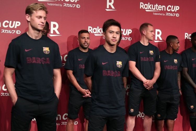 Sejumlah pemain Barcelona, di antaranya Frenkie de Jong dan Hiroki Abe (depan), menghadiri jumpa pers jelang laga Barcelona vs Chelsea di Tokyo 21 Juli 2019. 