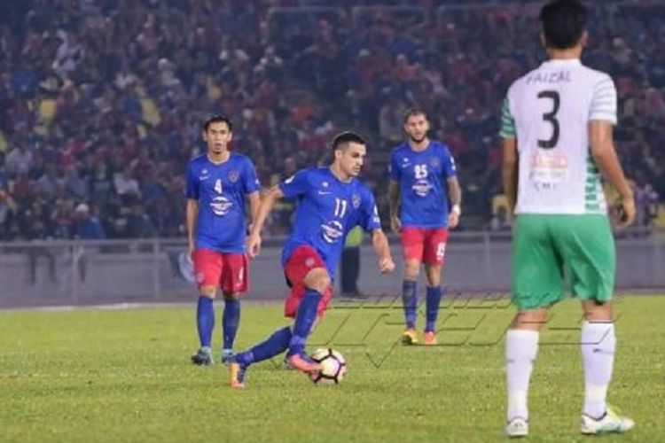 Aksi Jorge Pereyra Diaz pada pertandingan Piala Malaysia antara Melaka dan Johor Darul Takzim, 16 September 2017.