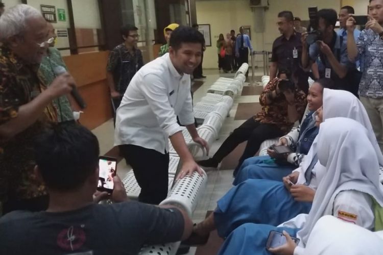 Wakil Gubernur Jawa Timur, Emil Dardak berbincang dengan siswa sekolah yang berada di Rumah Sakit Umum Daerah Soedono Madiun, Selasa ( 26 / 2 / 2019) .