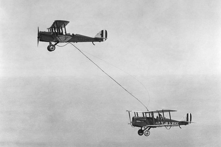 Pengisian bahan bakar pesawat pertama di udara pada 25 Juni 1923