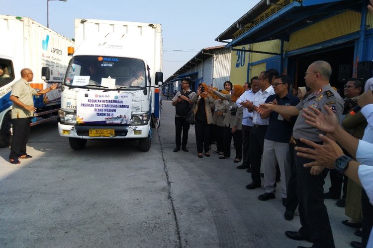 Perusahaan Umum Badan Urusan Logistik (Perum Bulog) meluncurkan kegiatan Ketersediaan Pasokan dan Stabilisasi Harga (KPSH) beras medium di Gudang BULOG Divre DKI Jakarta dan Banten, Selasa (4/9/2018).