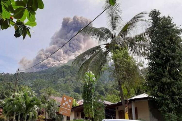 Gunung Karangetang di Kabupaten Kepulauan Siau Tagulandang Biaro (Sitaro), Sulawesi Utara, menyemburkan abu vulkanik pada Kamis (20/12/2018) lalu.