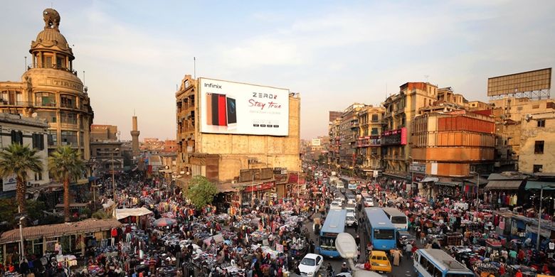 Gambar ini diambil pada 12 Desember 2017 menunjukkan kepadatan penduduk di distrik Al Attaba, di ujung pusat kota Kairo, Mesir. (AFP/Mohamed El Shahed)
