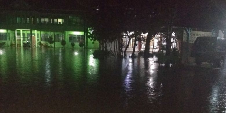 Lapangan yang ada di sekolah di lingkungan Pesantren Persis 99 Rancabango Garut, Jawa Barat, digenangi air luapan Sungai Ciojar, Sabtu (7/4/2018) malam