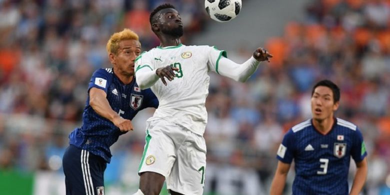 Mbaye Niang lebih cepat menyambut bola daripada Yuto Nagatomo pada pertandingan Jepang vs Senegal di Yekaterinburg, 24 Juni 2018. 