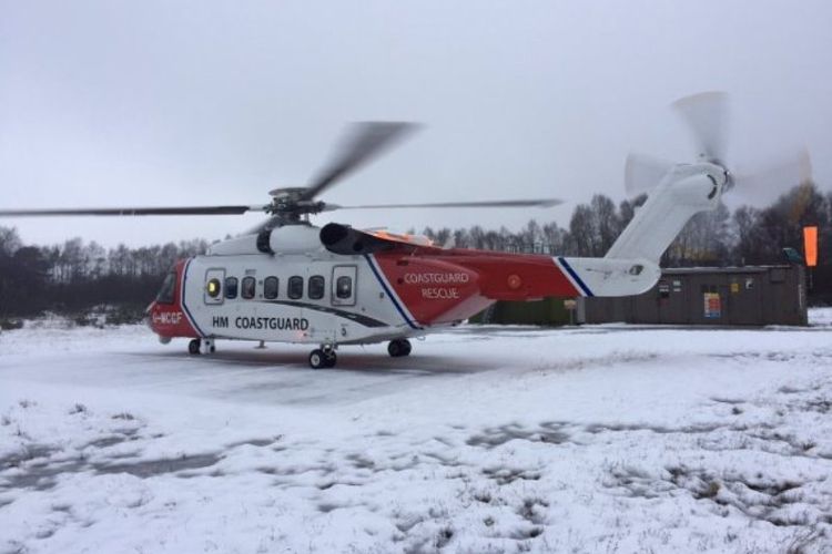 Helikopter penyelamat HM Coastguard yang berhasil menemukan kedua pendaki yang terjebak di badai salju di pegunungan Inggris.