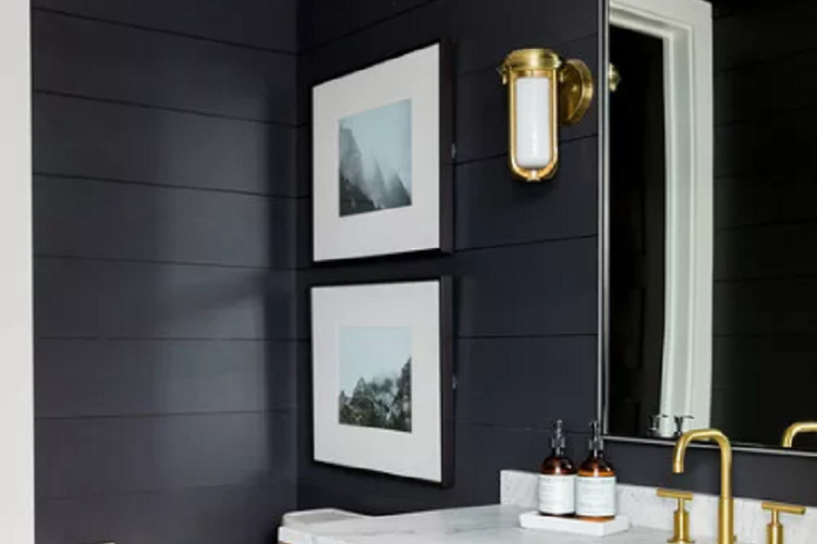 Dua lukisan abstrak yang berbeda satu sama lain bisa memperindah kamar mandi dan memberikan nuansa nyaman.