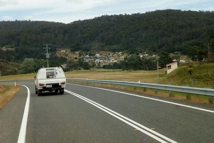 Kondisi jalan raya yang menghubungkan berbagai kota di Tasmania biasanya cukup lengang.