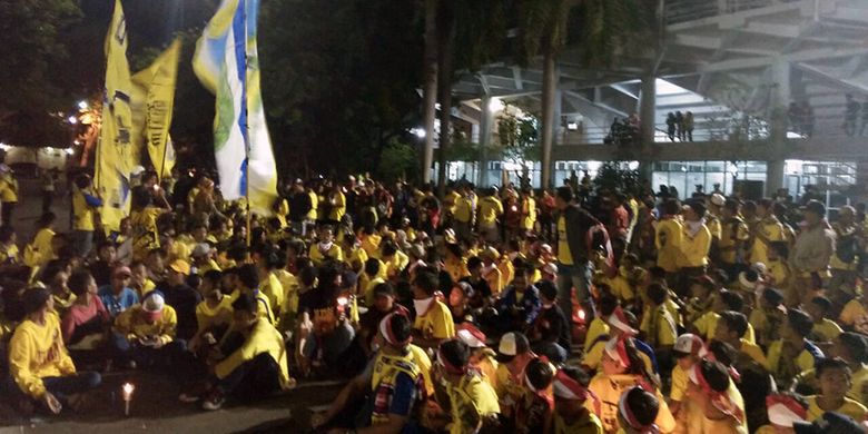 Aksi boikot di luar stadion, yang dilakukan Ultras Mania pada saat pertandingan Persegres Gresik United kontra Persipura Jayapura.