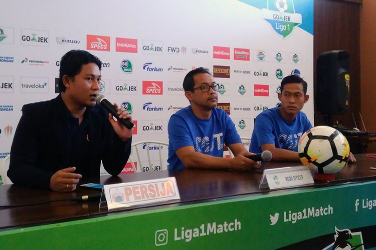 Pelatih Persela Lamongan Aji Santoso (tengah) dan Ahmad Birrul Walidain (kanan) sebelum laga kontra Persija Jakarta. 