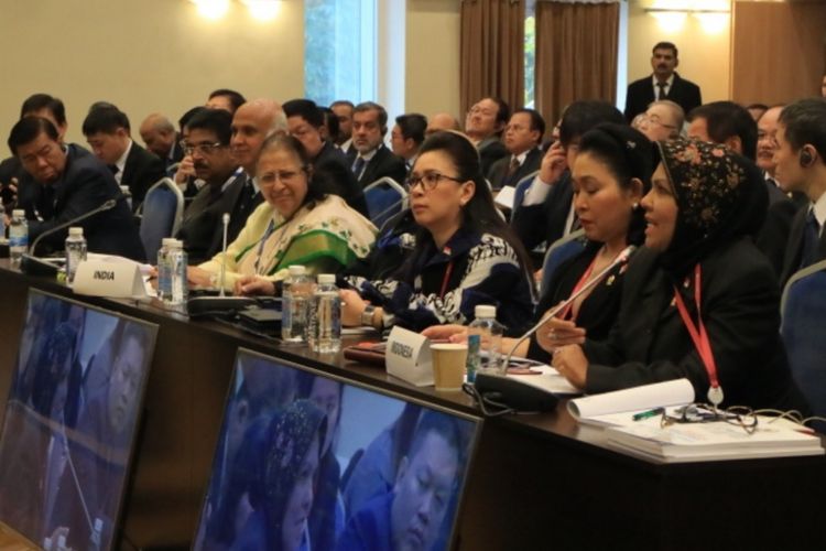 Delegasi Dewan Perwakilan Rakyat yang terdiri dari Nurhayati Ali Assegaf, Titiek Soeharto, dan Vanda Sarundajang dalam salah satu sidang Inter-Parliamentary Union (IPU) ke-137 di Saint Petersburg, Sabtu (14/10/2017). Parlemen Indonesia dalam forum itu mendorong penyelesaian kasus kekerasan etnis Rohingya di Myanmar.