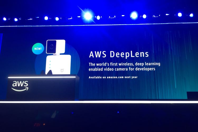 Pengenalan peranti kamera video AWS DeepLens di ajang AWS re: Invent 2017, di Las Vegas, Amerika Serikat, Rabu (29/11/2017) waktu setempat.