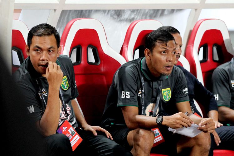 Manajemen Persebaya Surabaya, Candra Wahyudi (kiri) dan pelatih caretaker Bejo Sugiantoro (tengah).