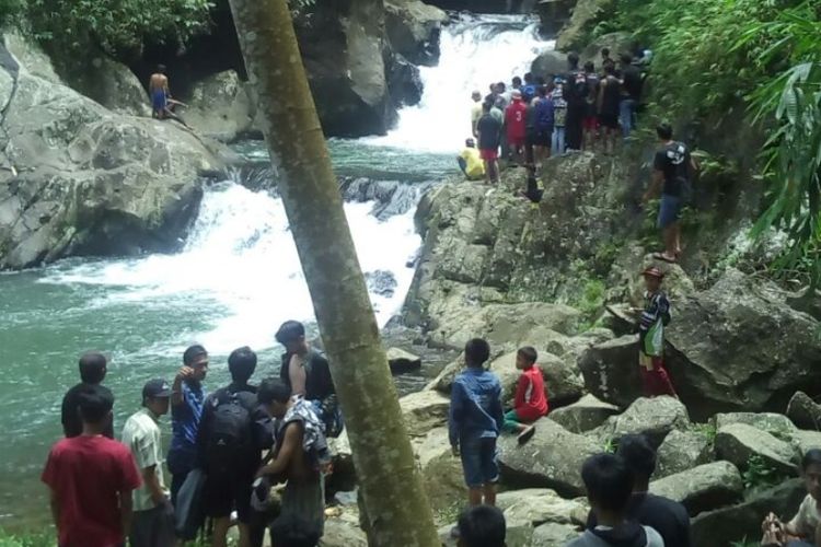 Upaya pencarian dilakukan oleh masyarakat di Sungai Cibodas setelah dua mahasiswa hanyut di sungai tersebut, Sabtu (16/3/2018)