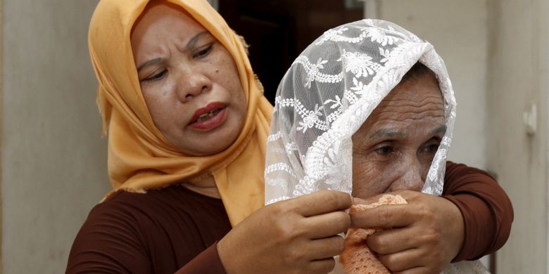 Marsiati mengikuti nikah massal yang diselenggarakan Partai Kebangkitan Bangsa di KUA Menteng, Jakarta Pusat, Jumat (25/8/2017). Sebanyak 103 pasangan pengantin mengikuti acara ini.