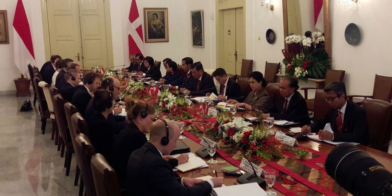Suasana pertemuan bilateral Presiden Joko Widodo beserta delegasi dengan Perdana Menterk Denmark Lars Løkke Rasmussen beserta delegasi di Ruang Garuda, Istana Kepresidenan Bogor, Selasa (28/11/2017).