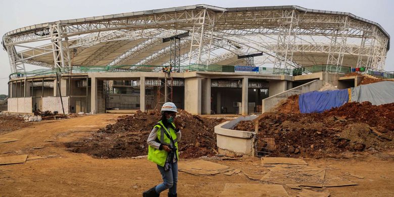 Seorang petugas melintasi proyek pembangunan Arena Balap Sepeda atau Velodrome di Rawamangun, Jakarta Timur, Jumat (3/11/2017). Progres pembangunan arena balap sepeda untuk Asian Games 2018 tersebut sudah mencapai 68,79 persen dan diperkirakan Mei 2018, velodrome sudah bisa diuji coba.  