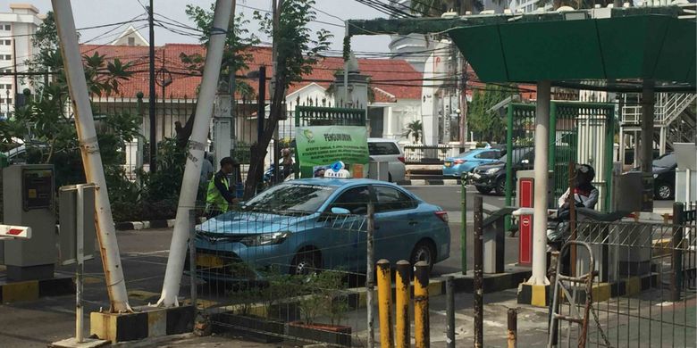 PT KAI memperketat penjagaan di pintu masuk Stasiun Gambir, Jakarta Pusat, Selasa (15/5/2018). Hal itu dilakukan pasca aksi teror yang terjadi di Surabaya, Minggu (13/5/2018).
