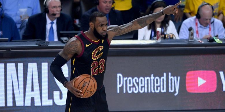 Ekspresi LeBron James pada laga pertama babak final NBA 2018 antara Cleveland Cavaliers melawan Golden State Warriors di Oracle Arena, Jumat (1/6/2018).