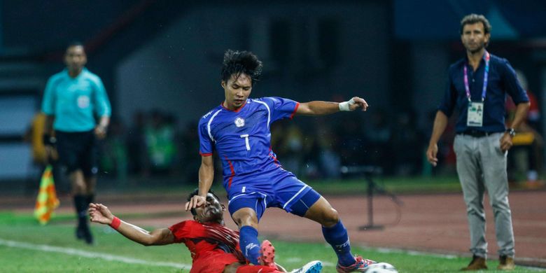 Pesepak bola Indonesia Zulfiandi berebut bola dengan pesepak bola Chinese pada pertandingan Grup A Asian Games ke-18 di Stadion Patriot, Bekasi Minggu (12/8/2018). Timnas Indonesia menang dengan skor 4-0.