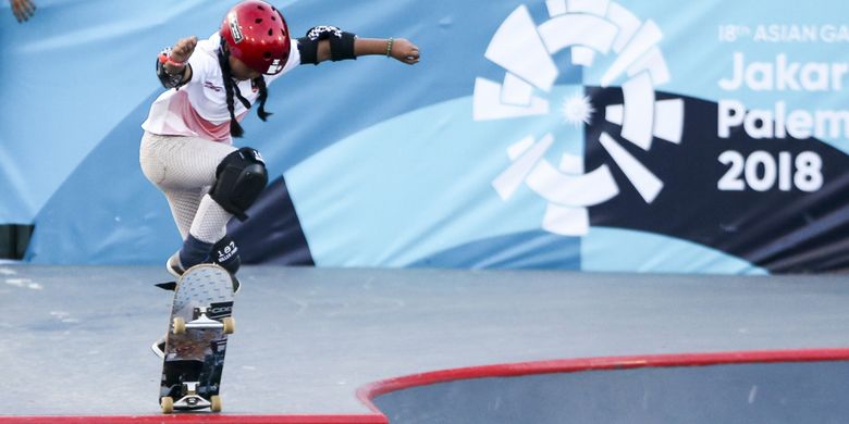 Skateboarder Indonesia Aliqqa Novvery melakukan gerakan trik pada sesi latihan jelang Asian Games 2018 di arena roller sport Jakabaring Sport City, Palembang, Sumatera Selatan, Senin (27/8). Aliqqa yang masih berusia sembilan tahun merupakan atlet termuda pada ajang olah raga Asian Games. 