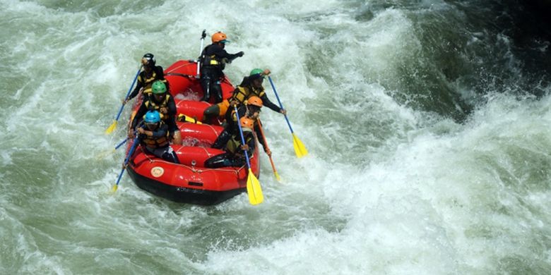 UGM melepas 7 mahasiswa tim UGM International Expedition (UIE) V Mapagama yang akan mengarungi sungai arus deras di Sungai Franklin, Tasmania, Australia pada 13-27 November 2018.