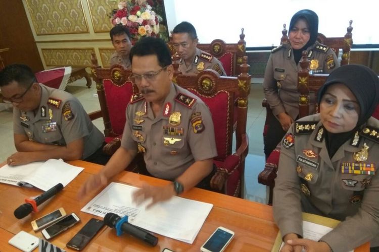 Kapolda Lampung mengungkap kasus ledakan bom di kediaman terduga teroris.