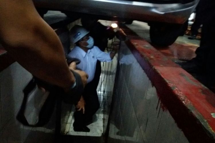 Menteri Perhubungan Budi Karya Sumadi melihat bagian bawah kendaraan yang menjalani uji kir di Unit Pelayanan Pengujian Kendaraan Bermotor (PKB) milik Pemerintah Provinsi DKI Jakarta di Pulogadung, Minggu (5/11/2017).